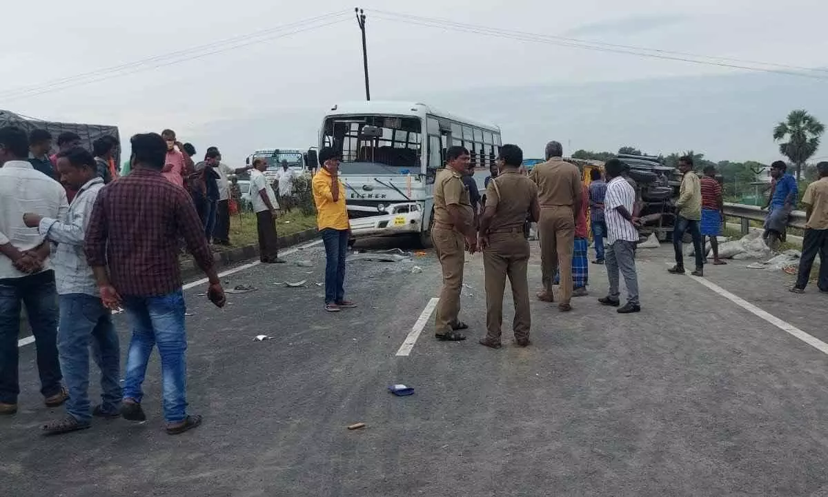 பவானி அருகே தேசியநெடுஞ்சாலையில் ஆறு வாகனங்கள் மோதி விபத்து பவானி அருகே தேசியநெடுஞ்சாலையில் ஆறு வாகனங்கள் மோதி விபத்து