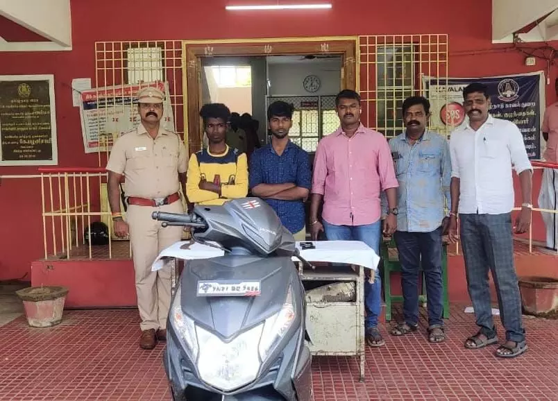 செல்போன் வழிப்பறி நடந்த அரை மணி நேரத்தில் குற்றவாளிகள் வாகனத்துடன் கைது செல்போன் வழிப்பறி நடந்த அரை மணி நேரத்தில் குற்றவாளிகள் வாகனத்துடன் கைது
