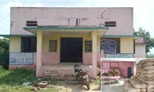 சமுதாயக் கூடத்தில் இயங்கும் நெல் கொள்முதல்  நிலையத்தால் பொதுமக்கள் பாதிப்பு சமுதாயக் கூடத்தில் இயங்கும் நெல் கொள்முதல்  நிலையத்தால் பொதுமக்கள் பாதிப்பு