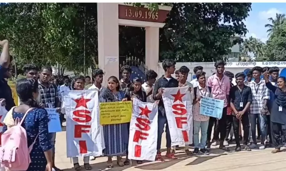 பொன்னேரி அரசு கலைக் கல்லூரி மாணவர்கள் இந்தி திணிப்பை கண்டித்து ஆர்ப்பாட்டம் பொன்னேரி அரசு கலைக் கல்லூரி மாணவர்கள் இந்தி திணிப்பை கண்டித்து ஆர்ப்பாட்டம்