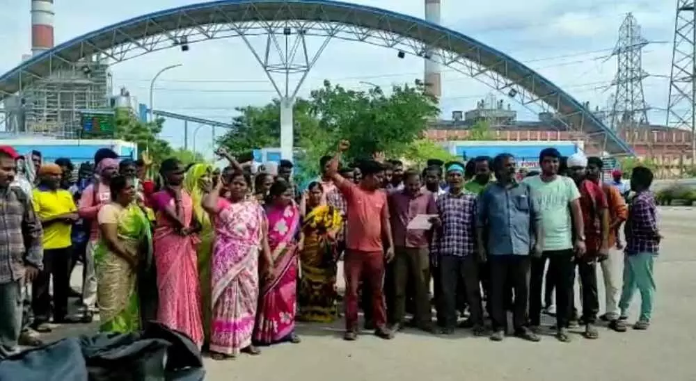 மின்வாரிய ஒப்பந்த தொழிலாளர்கள் பணி நிரந்தரம் கோரி ஆர்ப்பாட்டம் மின்வாரிய ஒப்பந்த தொழிலாளர்கள் பணி நிரந்தரம் கோரி ஆர்ப்பாட்டம்