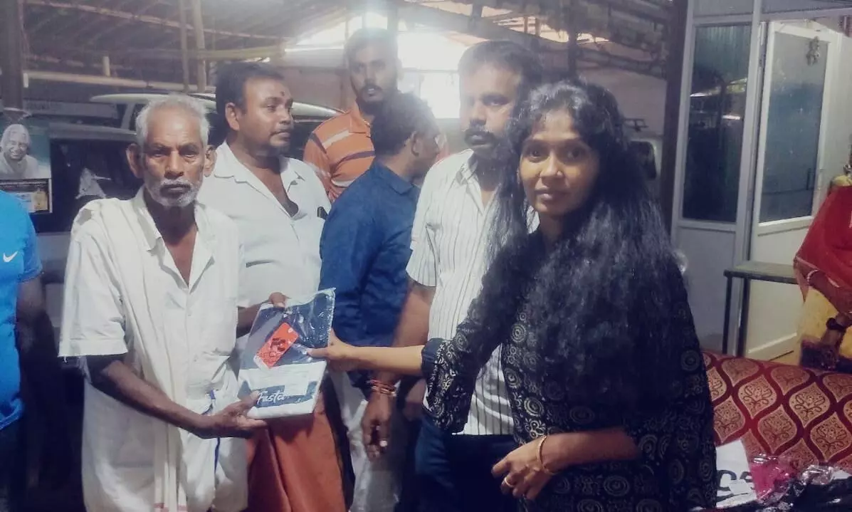 குமாரபாளையத்தில் 2 ஆயிரம் ஏழைகளுக்கு புத்தாடை வழங்கிய தொண்டு நிறுவனம் குமாரபாளையத்தில் 2 ஆயிரம் ஏழைகளுக்கு புத்தாடை வழங்கிய தொண்டு நிறுவனம்