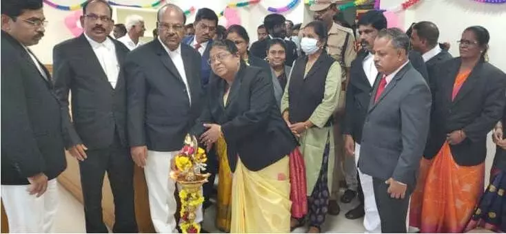 வக்கீல்கள் வழக்குகளுடன்தான் போராட வேண்டும், நீதிமன்றத்துடன் அல்ல - மாவட்ட நீதிபதி அட்வைஸ் வக்கீல்கள் வழக்குகளுடன்தான் போராட வேண்டும், நீதிமன்றத்துடன் அல்ல - மாவட்ட நீதிபதி அட்வைஸ்