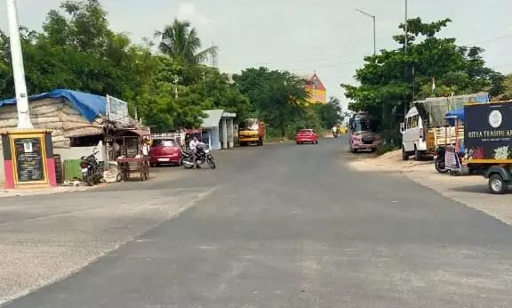 கவுரி தியேட்டர் பஸ் நிறுத்த பகுதியில் வேகத்தடை அமைக்க கோரிக்கை கவுரி தியேட்டர் பஸ் நிறுத்த பகுதியில் வேகத்தடை அமைக்க கோரிக்கை