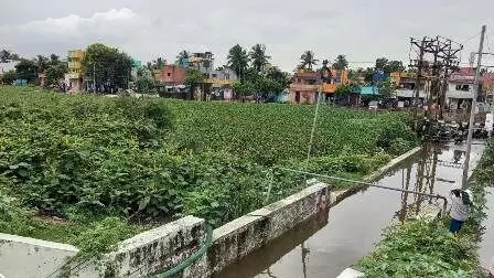 வெள்ளத்தில் மூழ்கிய சென்னை திருவொற்றியூர் ரயில்வே சுரங்கப்பாதை வெள்ளத்தில் மூழ்கிய சென்னை திருவொற்றியூர் ரயில்வே சுரங்கப்பாதை