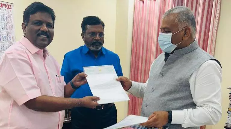 சுங்கச்சாவடி ஊழியர்களுக்கு மீண்டும் வேலை வழங்க கோரி எம்.பி.க்கள் மனு சுங்கச்சாவடி ஊழியர்களுக்கு மீண்டும் வேலை வழங்க கோரி எம்.பி.க்கள் மனு