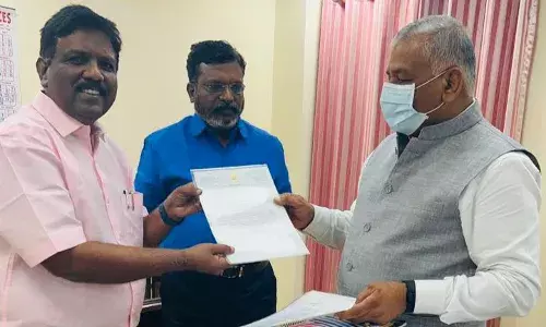 சுங்கச்சாவடி  ஊழியர்களுக்கு மீண்டும் வேலை வழங்க கோரி எம்.பி.க்கள் மனு சுங்கச்சாவடி  ஊழியர்களுக்கு மீண்டும் வேலை வழங்க கோரி எம்.பி.க்கள் மனு