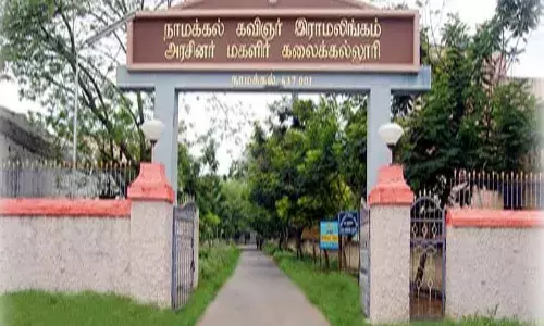நாமக்கல் அரசு கல்லூரியில் சஸ்பெண்ட்  முதல்வருக்கும், பொறுப்பு முதல்வருக்கும் வாக்குவாதம் : கல்லூரி வளாகத்தில் பரபரப்பு நாமக்கல் அரசு கல்லூரியில் சஸ்பெண்ட்  முதல்வருக்கும், பொறுப்பு முதல்வருக்கும் வாக்குவாதம் : கல்லூரி வளாகத்தில் பரபரப்பு