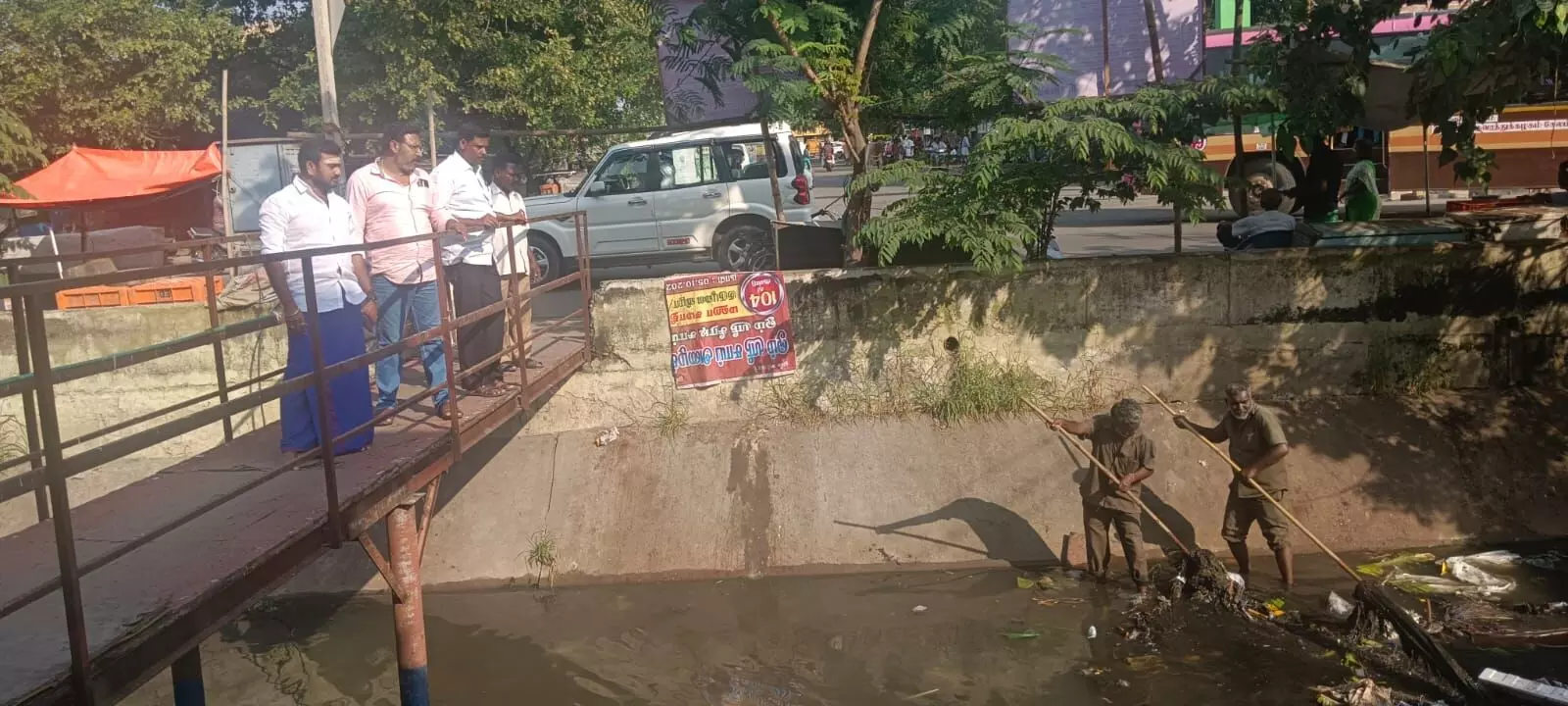 குமாரபாளையம் கோம்பு பள்ளம் தூய்மை படுத்த சேர்மனிடம் கவுன்சிலர் கோரிக்கை குமாரபாளையம் கோம்பு பள்ளம் தூய்மை படுத்த சேர்மனிடம் கவுன்சிலர் கோரிக்கை