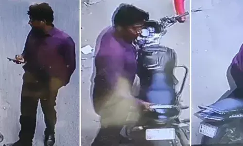 துணிக் கடை முன்பு நின்ற டூவீலர் திருடப்பட்ட சிசிடிவி காட்சி; போலீசார் விசாரணை துணிக் கடை முன்பு நின்ற டூவீலர் திருடப்பட்ட சிசிடிவி காட்சி; போலீசார் விசாரணை
