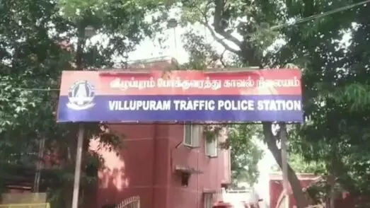 போலீஸ் ஸ்டேஷன் மேற்கூரை தொபீர் - போலீசார் அதிர்ச்சி போலீஸ் ஸ்டேஷன் மேற்கூரை தொபீர் - போலீசார் அதிர்ச்சி