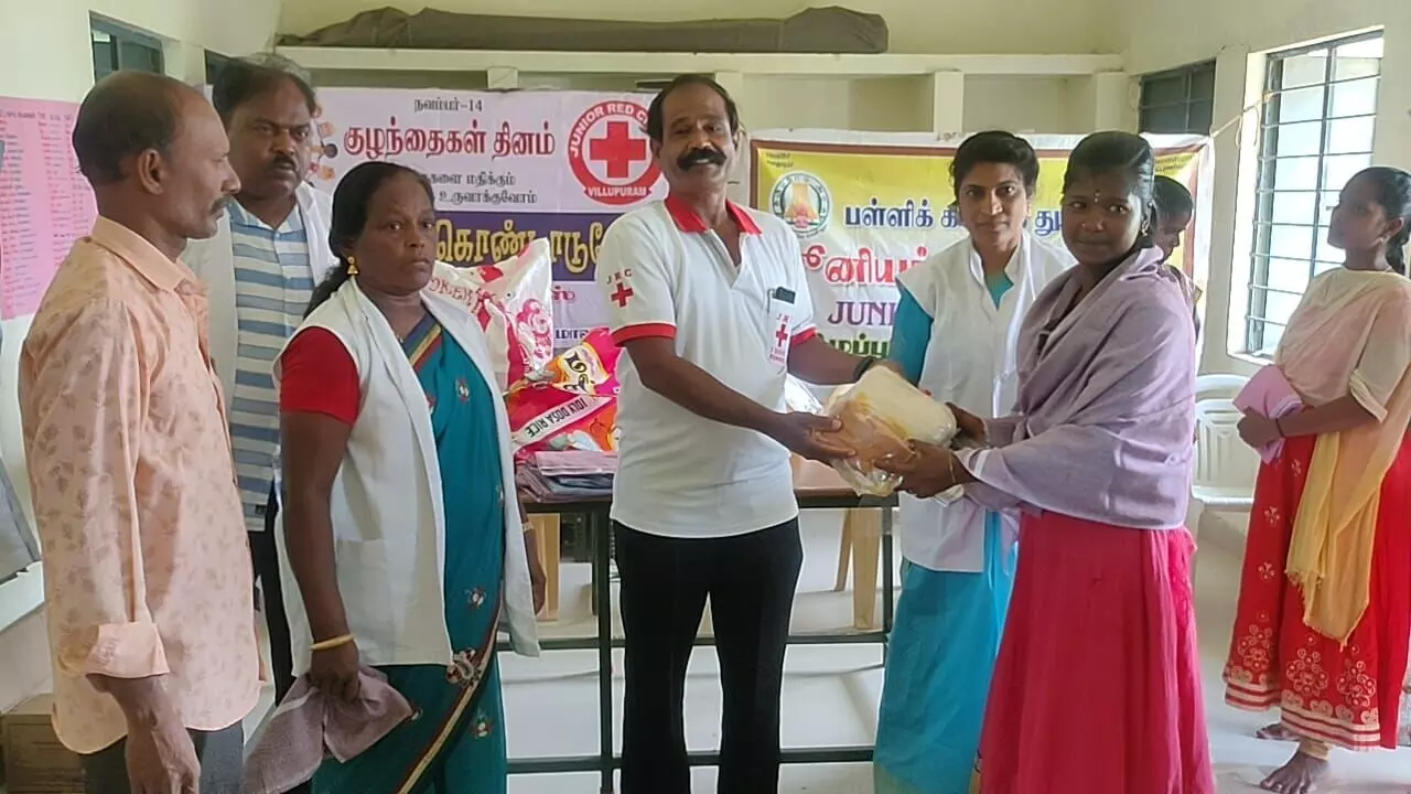 விழுப்புரம் அருகே இருளர் இன மக்களுடன் குழந்தைகள் தின விழா கொண்டாட்டம் விழுப்புரம் அருகே இருளர் இன மக்களுடன் குழந்தைகள் தின விழா கொண்டாட்டம்