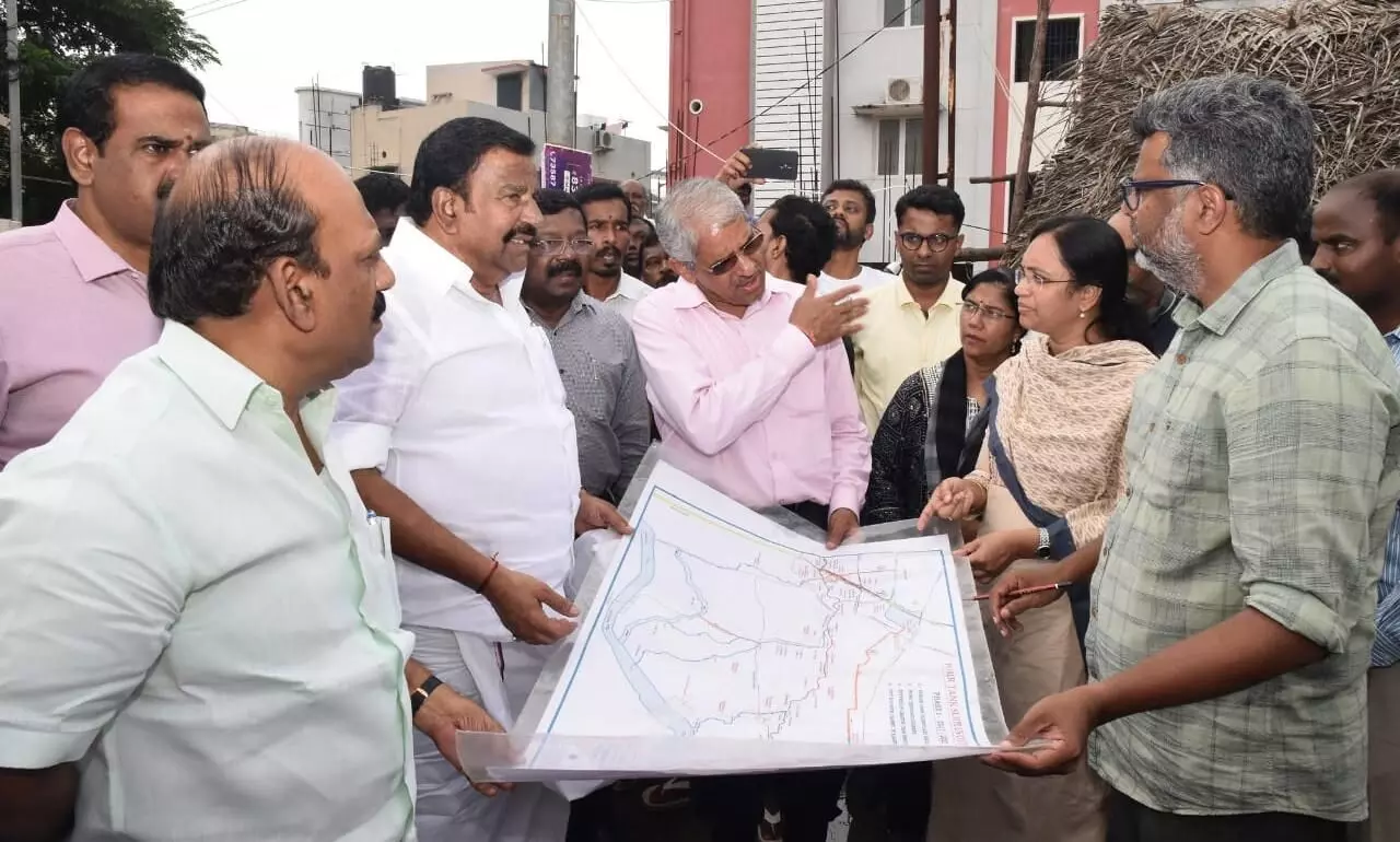 குன்றத்தூரில் மழைநீர் தேங்கிய பகுதிகளில் மூன்று அமைச்சர்கள் ஆய்வு குன்றத்தூரில் மழைநீர் தேங்கிய பகுதிகளில் மூன்று அமைச்சர்கள் ஆய்வு