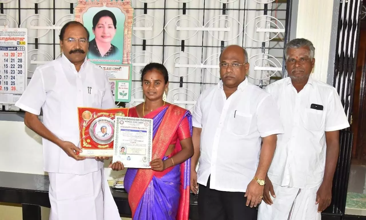 விருது பெற்ற ஊராட்சி தலைவிக்கு முன்னாள் அமைச்சர் பாராட்டு விருது பெற்ற ஊராட்சி தலைவிக்கு முன்னாள் அமைச்சர் பாராட்டு