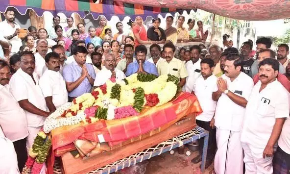 மாலத்தீவு தீ விபத்தில் உயிரிழந்த பெண்: சொந்த ஊருக்கு வந்தது உடல் மாலத்தீவு தீ விபத்தில் உயிரிழந்த பெண்: சொந்த ஊருக்கு வந்தது உடல்