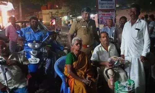 மாற்றுத்திறனாளி தொழிலாளிக்கு செயற்கை கால் வழங்கிய பள்ளிபாளையம் காவல் ஆய்வாளர்… மாற்றுத்திறனாளி தொழிலாளிக்கு செயற்கை கால் வழங்கிய பள்ளிபாளையம் காவல் ஆய்வாளர்…