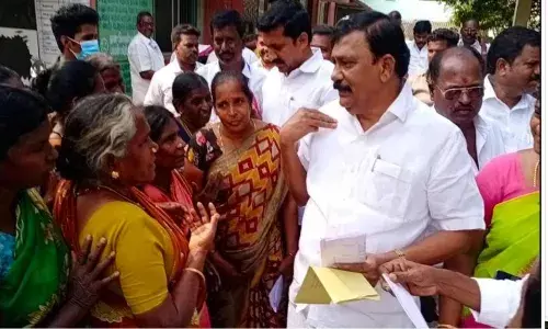 வீட்டுமனை பட்டா வழங்க வேண்டும்..   கும்மிடிப்பூண்டி எம்எல்ஏ கோவிந்தராஜனிடம் கிராம மக்கள் மனு..