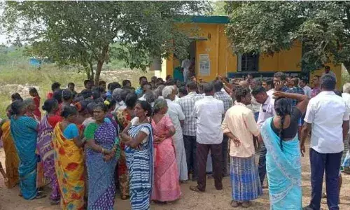 வீட்டுமனைப் பட்டாக்களை உட்பிரிவு செய்ய வேண்டும்.. ஊத்துக்கோட்டை அருகே விவசாயிகள் சங்கத்தினர் போராட்டம்.. வீட்டுமனைப் பட்டாக்களை உட்பிரிவு செய்ய வேண்டும்.. ஊத்துக்கோட்டை அருகே விவசாயிகள் சங்கத்தினர் போராட்டம்..