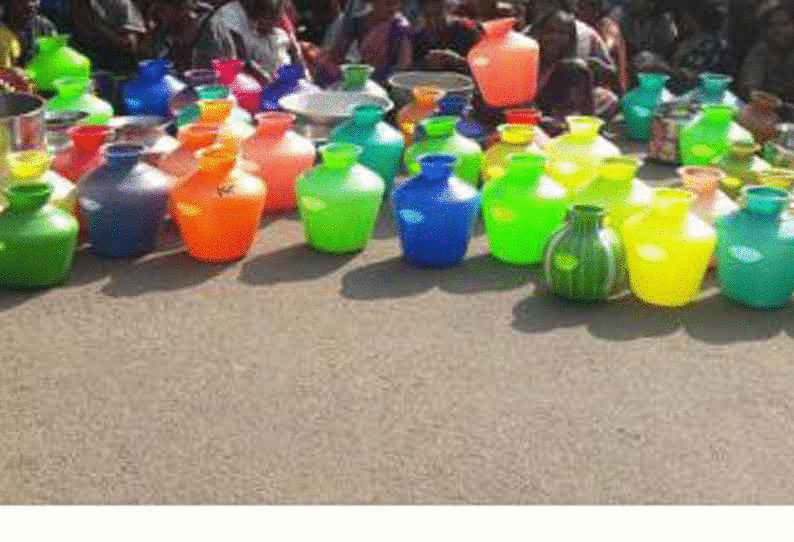 காலிக்குடங்களுடன் பெண்கள் சாலைமறியல் காலிக்குடங்களுடன் பெண்கள் சாலைமறியல்