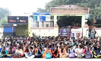 நாமக்கல் அரசு மகளிர் கல்லூரி முதல்வரை இடமாற்றம் செய்யக்கோரி மாணவிகள் தர்ணா நாமக்கல் அரசு மகளிர் கல்லூரி முதல்வரை இடமாற்றம் செய்யக்கோரி மாணவிகள் தர்ணா