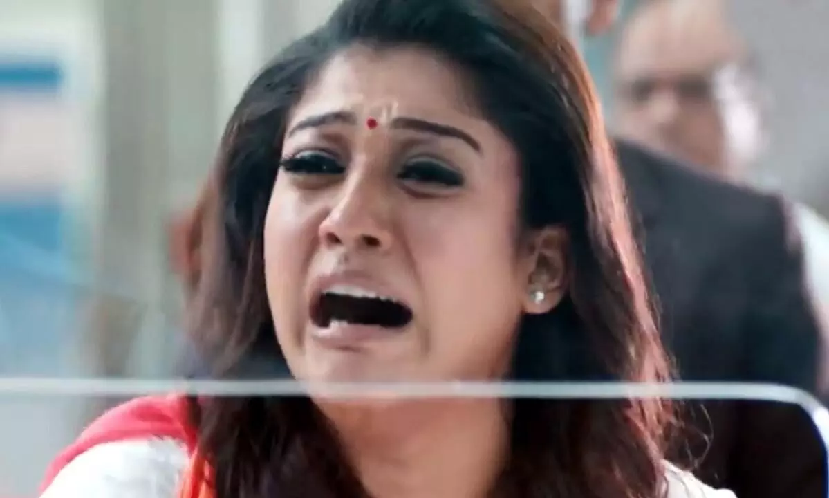 இதயத்தை பரிசாக தந்த நீ..வலியை ஏன் தந்தாய்..? கண்ணீரில் நான்..! இதயத்தை பரிசாக தந்த நீ..வலியை ஏன் தந்தாய்..? கண்ணீரில் நான்..!