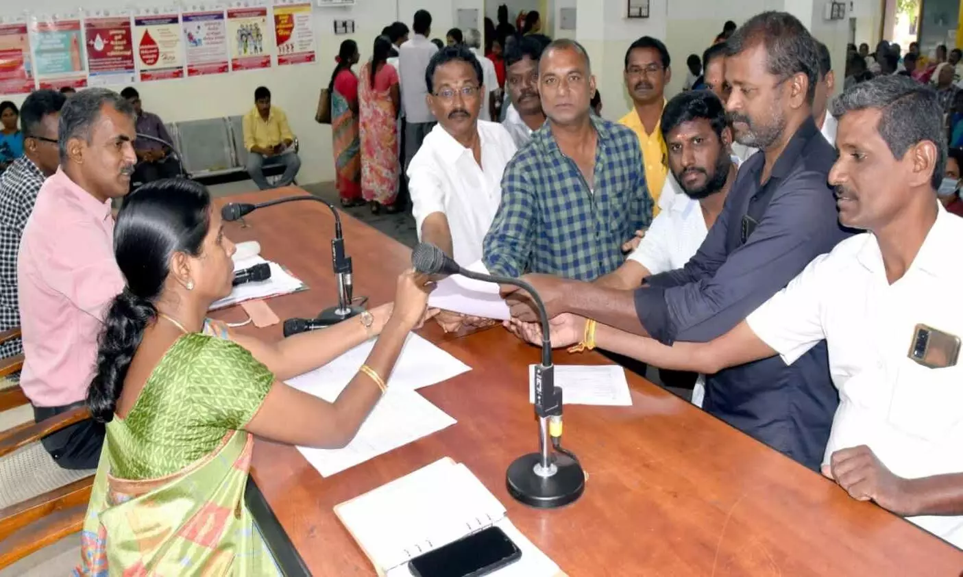 ஈரோடு: மக்கள் குறைதீர்க்கும் நாள் கூட்டத்தில் 163 மனுக்கள் ஈரோடு: மக்கள் குறைதீர்க்கும் நாள் கூட்டத்தில் 163 மனுக்கள்