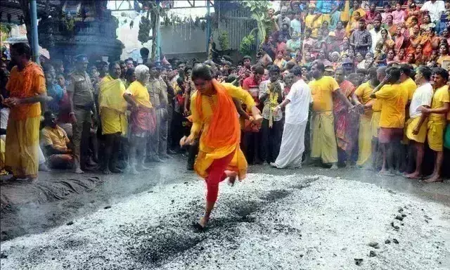ஈரோடு கருங்கல்பாளையம் சின்னமாரியம்மன், பெரியமாரியம்மன் கோவில் தேர்த்திருவிழா ஈரோடு கருங்கல்பாளையம் சின்னமாரியம்மன், பெரியமாரியம்மன் கோவில் தேர்த்திருவிழா