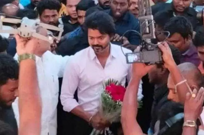 திருமண விழாவில் தளபதி விஜய்யின் சர்ப்ரைஸ் எண்ட்ரி.. வைரலாகும் வீடியோ திருமண விழாவில் தளபதி விஜய்யின் சர்ப்ரைஸ் எண்ட்ரி.. வைரலாகும் வீடியோ