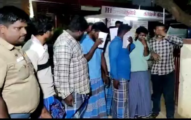 ஆலங்குளம் அருகே தனியார் காற்றாலையில் காப்பர் வயர் திருடிய 7 பேர் கைது ஆலங்குளம் அருகே தனியார் காற்றாலையில் காப்பர் வயர் திருடிய 7 பேர் கைது