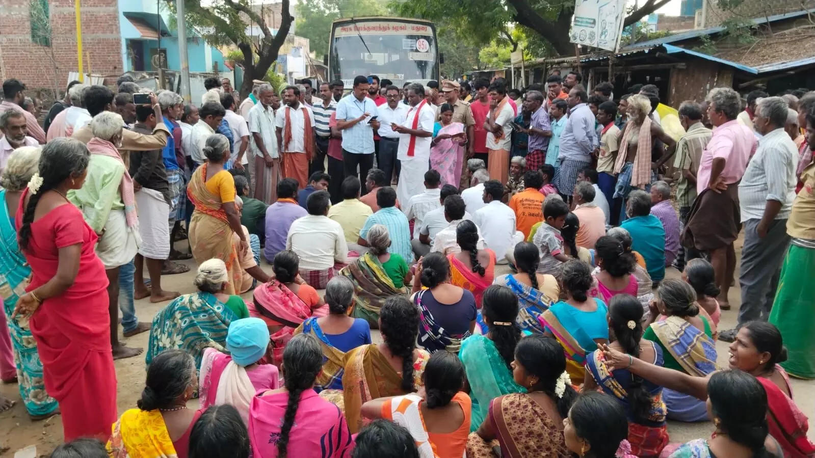 ஊராட்சி நிர்வாகத்தை கண்டித்து, பொதுமக்கள் சாலைமறியல் ஊராட்சி நிர்வாகத்தை கண்டித்து, பொதுமக்கள் சாலைமறியல்