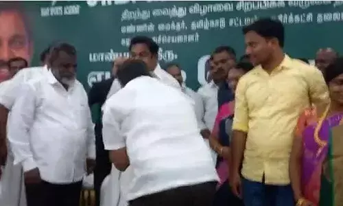 காலில் விழுந்த பாமக எம்.எல்.ஏ: கண்டுக்கொள்ளாத இபிஎஸ்