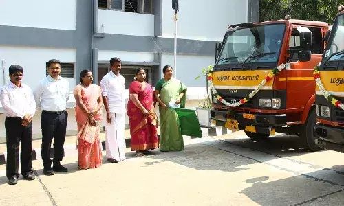 கழிவுநீர் உறிஞ்சு வாகனங்களை   மேயர்  தொடக்கி  வைத்தார் கழிவுநீர் உறிஞ்சு வாகனங்களை   மேயர்  தொடக்கி  வைத்தார்
