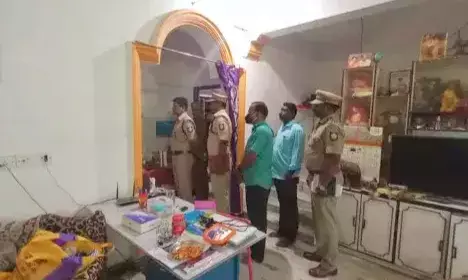 பட்டப் பகலில் 50 சவரன் நகை திருட்டு: விழுப்புரம் எஸ்பி நேரில் விசாரணை பட்டப் பகலில் 50 சவரன் நகை திருட்டு: விழுப்புரம் எஸ்பி நேரில் விசாரணை