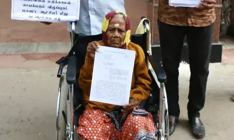 போலி வாரிசு சான்றிதழ் வழங்கியவர்கள் மீது நடவடிக்கை: மூதாட்டி ஆட்சியரிடம் மனு