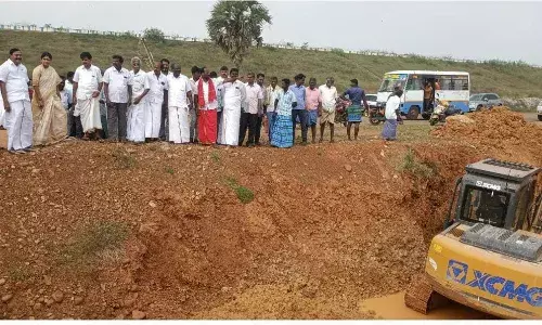 கும்மிடிப்பூண்டி அருகே கால்வாய் அமைக்கும் பணி.. கோவிந்தராஜன் எம்எல்ஏ நேரில் ஆய்வு...