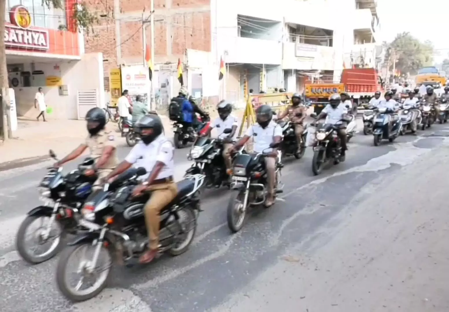 காவல் துறையின் சார்பில் போக்குவரத்து விழிப்புணர்வு பேரணி காவல் துறையின் சார்பில் போக்குவரத்து விழிப்புணர்வு பேரணி