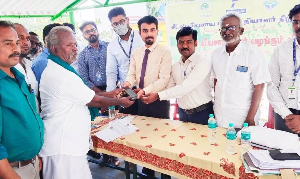 மல்லாங்கிணற்றில் பெடரல் வங்கி சார்பில் விவசாயிகளுக்கு உழவர் கடன் உதவி மல்லாங்கிணற்றில் பெடரல் வங்கி சார்பில் விவசாயிகளுக்கு உழவர் கடன் உதவி