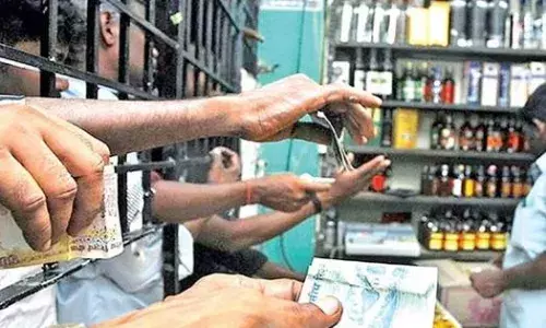 டாஸ்மாக்கில் மூன்று நாட்களில் ரூ.1,200 கோடி வசூல்:   கொந்தளிக்கும் சமூக வலைதளம் டாஸ்மாக்கில் மூன்று நாட்களில் ரூ.1,200 கோடி வசூல்:   கொந்தளிக்கும் சமூக வலைதளம்