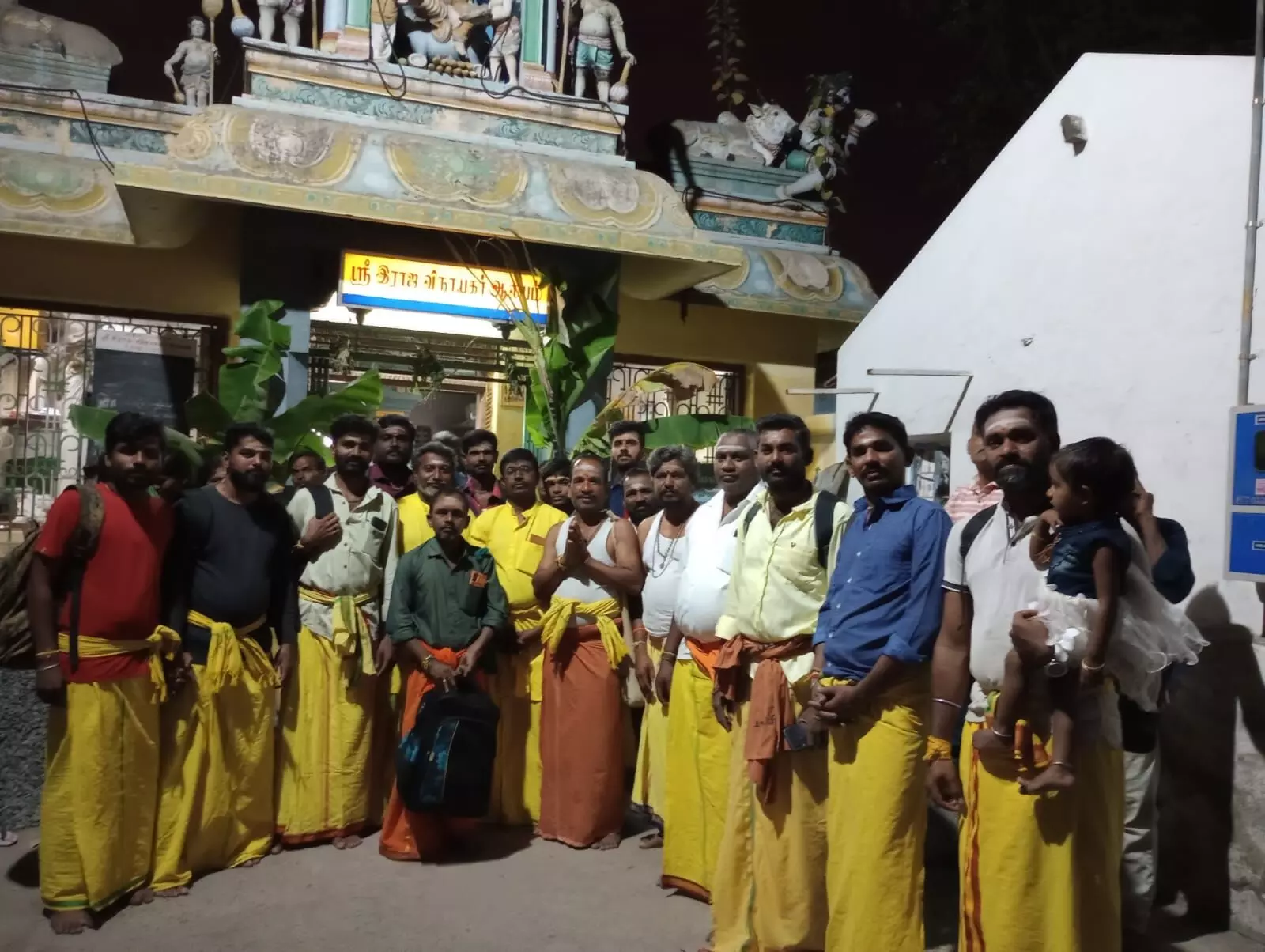 பழனிக்கு பாதயாத்திரை புறப்பட்ட முருக பக்தர்கள் பழனிக்கு பாதயாத்திரை புறப்பட்ட முருக பக்தர்கள்
