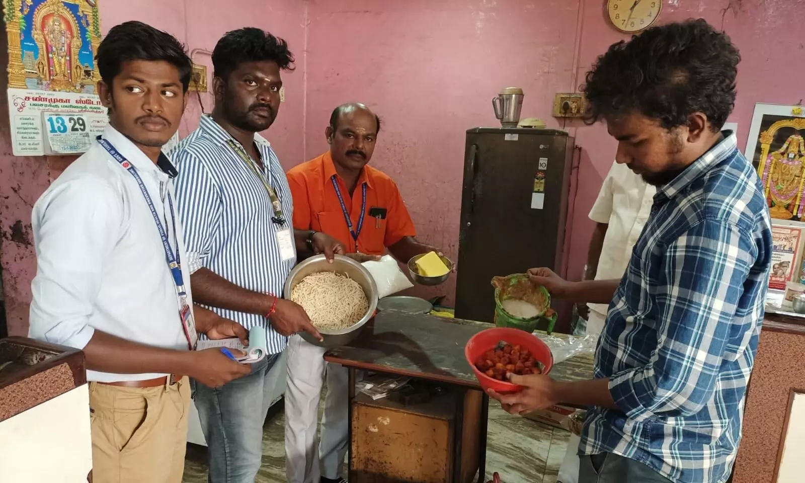 திருவில்லிபுத்தூர் கோயில் அருகே சிகரெட் விற்பனை கடைகளுக்கு அபராதம் திருவில்லிபுத்தூர் கோயில் அருகே சிகரெட் விற்பனை கடைகளுக்கு அபராதம்