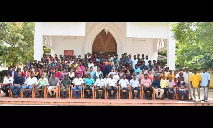 ஆலங்குளத்தில் முன்னாள் மாணவர்கள் சந்திப்பு நிகழ்ச்சி ஆலங்குளத்தில் முன்னாள் மாணவர்கள் சந்திப்பு நிகழ்ச்சி
