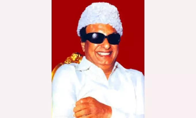 செருப்பு தைக்கும் தொழிலாளி வீட்டு திருமண விழாவில் எம்.ஜி.ஆர் செருப்பு தைக்கும் தொழிலாளி வீட்டு திருமண விழாவில் எம்.ஜி.ஆர்