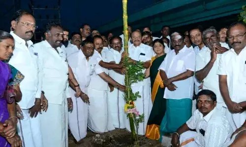 இரட்டை இலை எங்களுக்குத்தான்: முன்னாள் அமைச்சர் செங்கோட்டையன் பேட்டி இரட்டை இலை எங்களுக்குத்தான்: முன்னாள் அமைச்சர் செங்கோட்டையன் பேட்டி