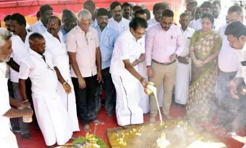 அருப்புக்கோட்டை அருகே  புதிய கட்டங்களுக்கு  அடிக்கல் நாட்டிய அமைச்சர் அருப்புக்கோட்டை அருகே  புதிய கட்டங்களுக்கு  அடிக்கல் நாட்டிய அமைச்சர்