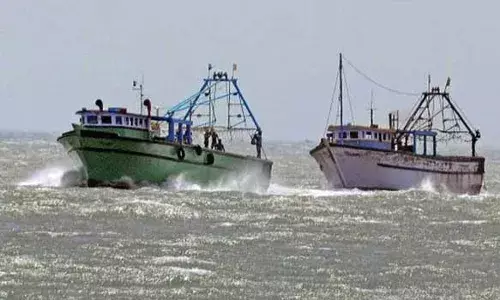 நெடுந்தீவு அருகே மேலும் 5 மீனவர்களை கைது செய்த இலங்கை கடற்படை நெடுந்தீவு அருகே மேலும் 5 மீனவர்களை கைது செய்த இலங்கை கடற்படை