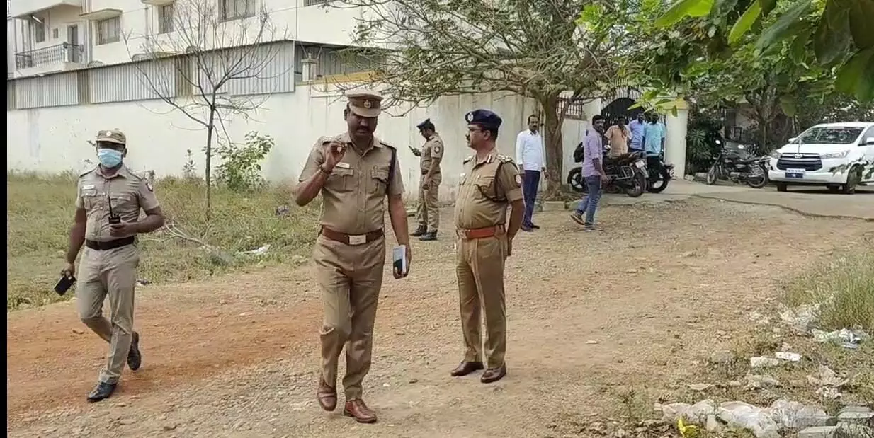 படப்பையில் டாஸ்மாக் பார் அருகே இளைஞர் கழுத்தறுத்த நிலையில் கொலை படப்பையில் டாஸ்மாக் பார் அருகே இளைஞர் கழுத்தறுத்த நிலையில் கொலை