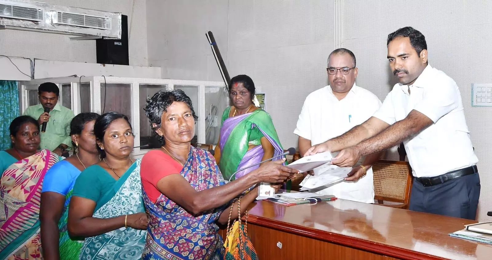 சிவகங்கை மாவட்ட மக்கள் குறை தீர்க்கும் நாள் கூட்டத்தில் நலத்திட்ட உதவி சிவகங்கை மாவட்ட மக்கள் குறை தீர்க்கும் நாள் கூட்டத்தில் நலத்திட்ட உதவி