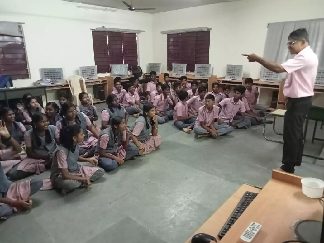 திருச்சி மாநகராட்சி பள்ளியில் மாணவர்களுக்கு தன்னம்பிக்கை பயிற்சி திருச்சி மாநகராட்சி பள்ளியில் மாணவர்களுக்கு தன்னம்பிக்கை பயிற்சி