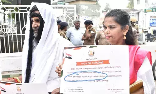 ஈரோடு இடைத்தேர்தல்: விதவை கோலத்தில் வேட்புமனு தாக்கல் செய்ய வந்த வேட்பாளர்