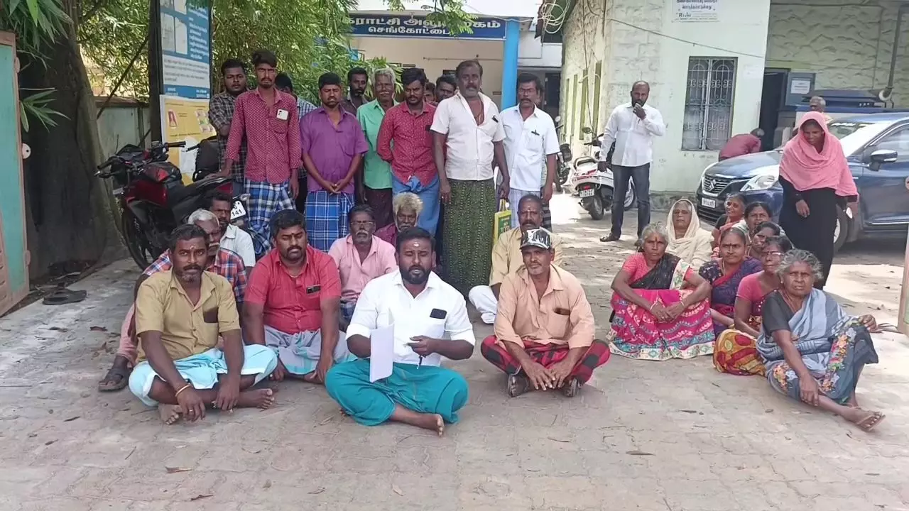 புதிய ரேஷன் கடை கட்டுவதற்கு இடையூறு: திமுக கவுன்சிலர் தர்ணா புதிய ரேஷன் கடை கட்டுவதற்கு இடையூறு: திமுக கவுன்சிலர் தர்ணா